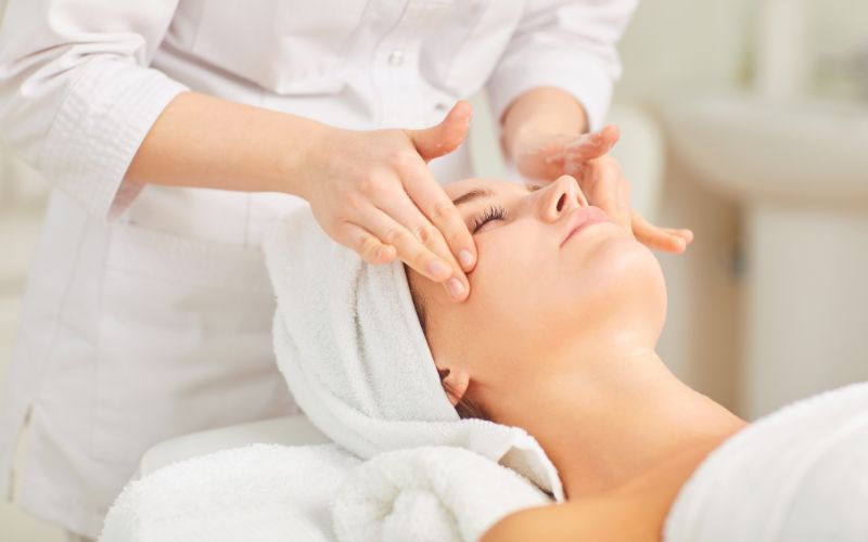 Massage nâng cơ mặt giúp da săn chắc và giảm nhăn hiệu quả