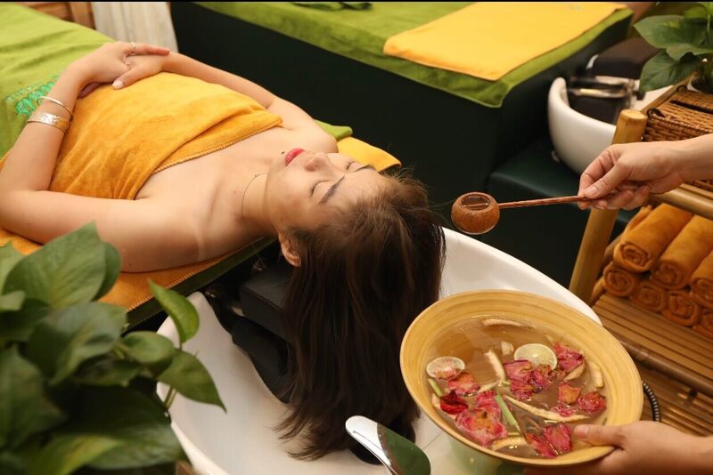 Dịch vụ gội đầu dưỡng sinh sẽ kết hợp massage, bấm huyệt vùng đầu bằng các loại thảo dược quý