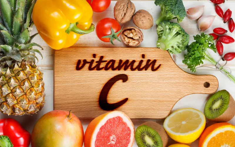 Vitamin C ngăn chặn sự hình thành của sắc tố melanin và hỗ trợ quá trình tăng sinh collagen trên da