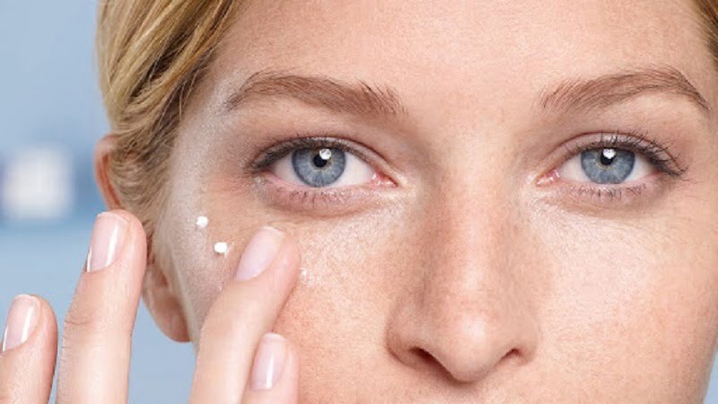 Sử dụng kem dưỡng mắt để cung cấp độ ẩm cần thiết cho da