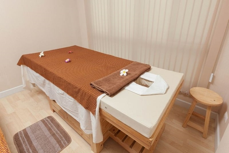 Giường massage gỗ được sử dụng rộng rãi tại các spa
