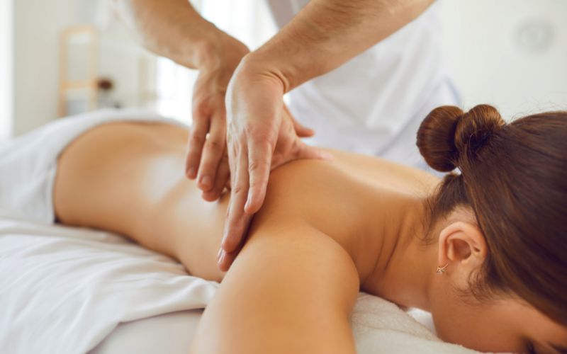 Dịch vụ massage bấm huyệt được nhiều khách hàng yêu thích tại spa chung cư