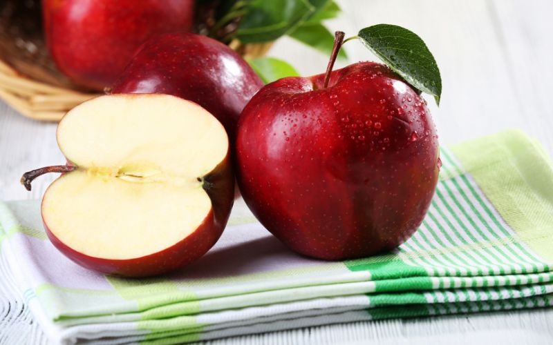Lượng vitamin C trong táo giúp kiểm soát bã nhờn và giảm các vết thâm sạm trên da