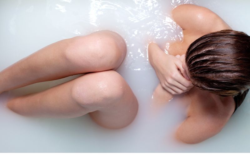 Tắm trắng tại nhà giúp tiết kiệm nhiều chi phí và rất an toàn cho da