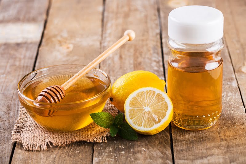 Uống nước chanh mật ong giúp cung cấp lượng vitamin C cho chơ thể
