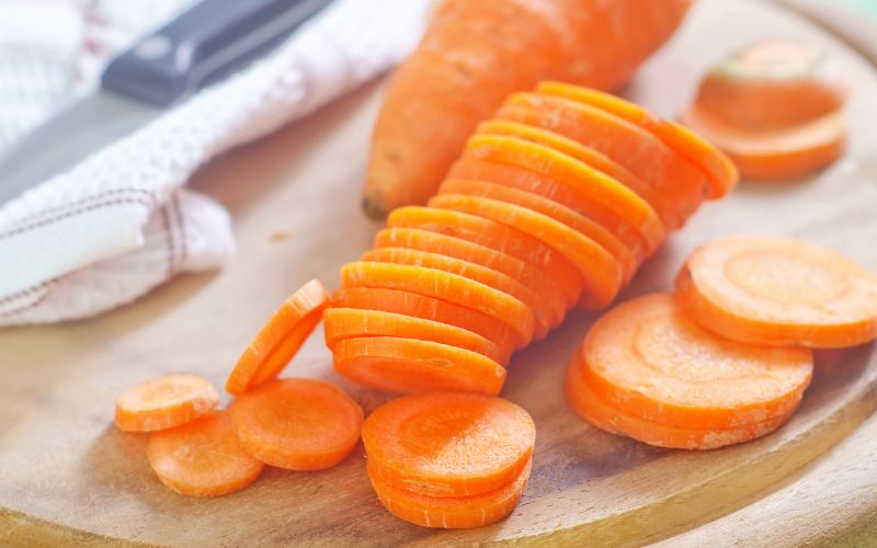 Cà rốt có khả năng giảm mụn, giảm viêm và xóa mờ vết thâm trên da
