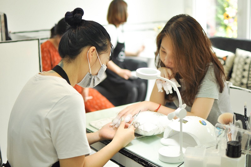 Thợ làm nail phải làm việc liên tục nhiều giờ nên dễ ảnh hưởng sức khỏe