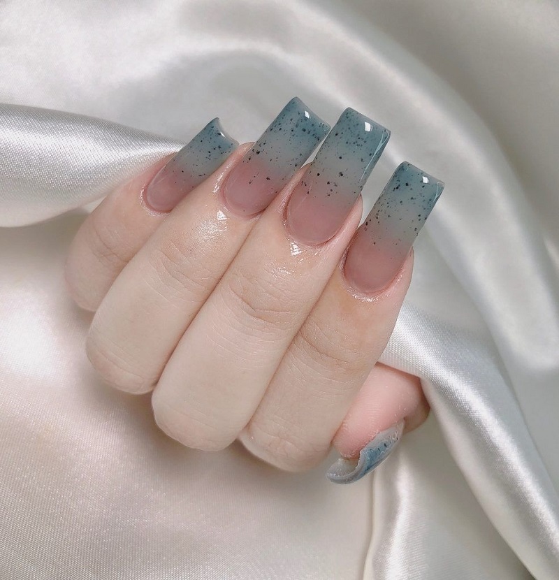 Mẫu nail tay đơn giản với màu xanh ombre được sơn thạch trong suốt