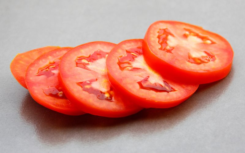 Cà chua chứa nhiều vitamin có khả năng tẩy lông chân và dưỡng da hiệu quả