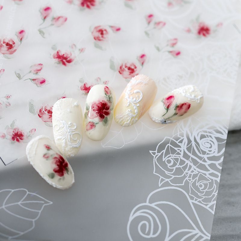 Kiểu nail box được đính hoa đỏ trên nền trắng vô cùng nổi bật