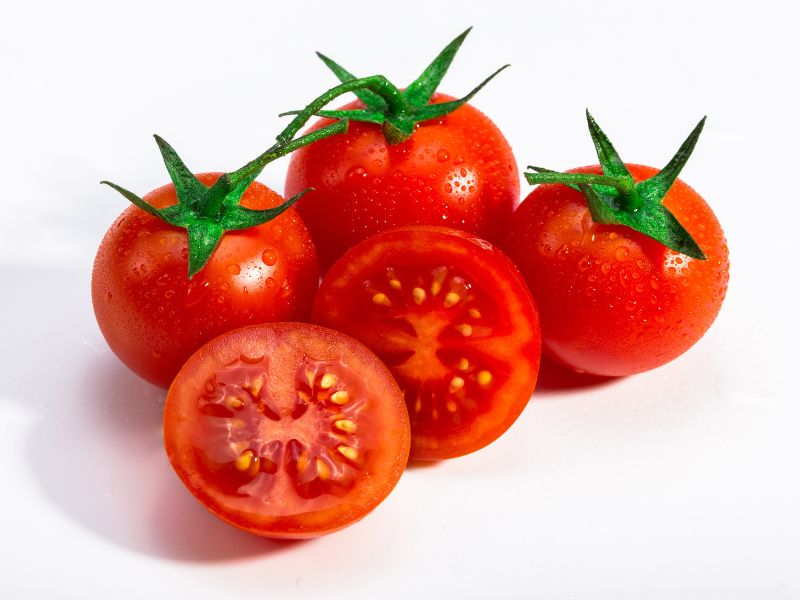 Cà chua có chứa hàm lượng vitamin C chống oxy hóa, se khít lỗ chân lông