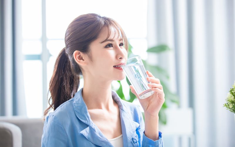 Đừng quên cung cấp nước đầy đủ cho cơ thể được khỏe mạnh bạn nhé!