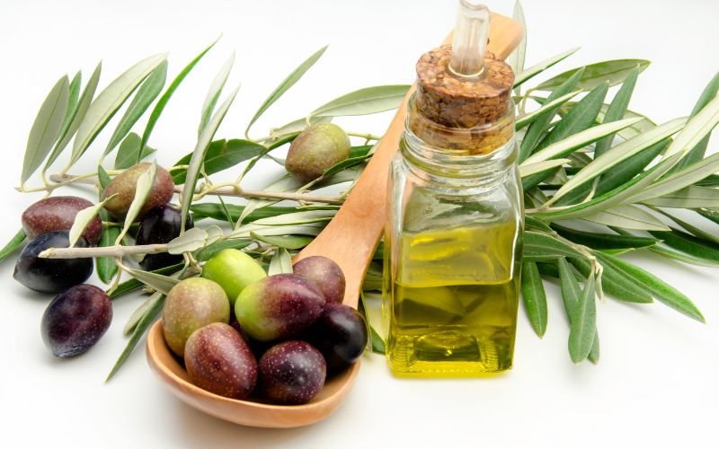 Massage tay với dầu ô liu giúp dưỡng da và móng tay chắc khỏe hơn