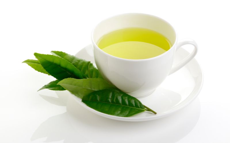 Ngâm tay với nước trà xanh kích thích móng tay mọc nhanh hơn