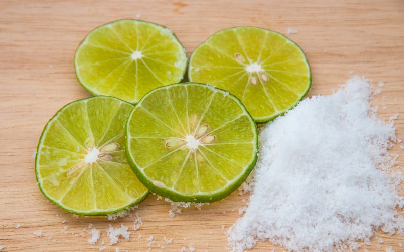 Hỗn hợp chanh và muối giúp dưỡng ẩm và làm sáng móng