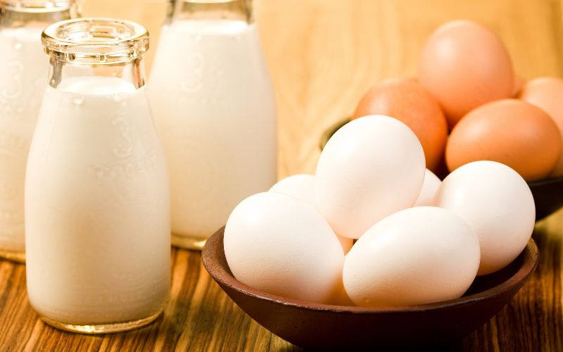 Móng tay cứng và khỏe hơn khi được chăm sóc với trứng và sữa tươi