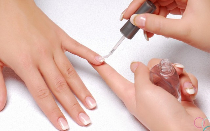 Lớp top coat sẽ giúp bảo vệ và làm bóng móng