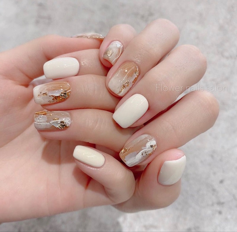 Kiểu nail tay đơn giản và giản dị white color phối hợp thêm thắt xà cừ gold color lấp lánh