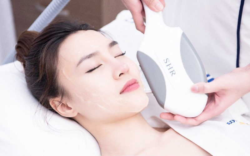 Nên lựa chọn loại máy phù hợp để loại bỏ lông da mặt