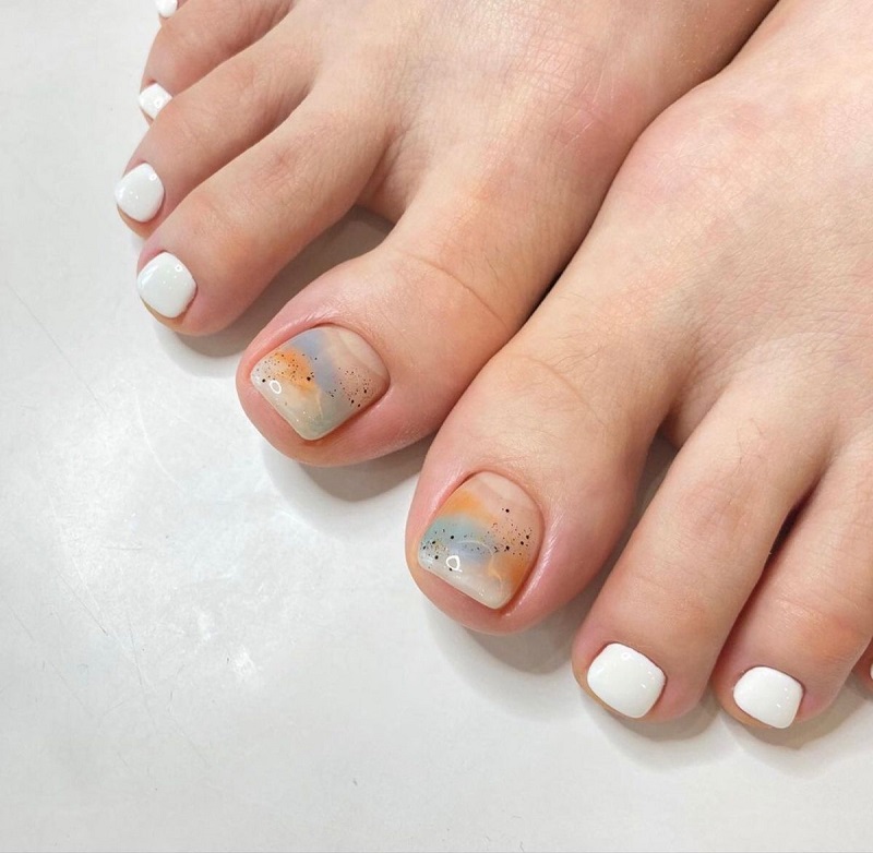 Nail chân có tone màu trắng chủ đạo và được tạo điểm nhấn ở ngón cái