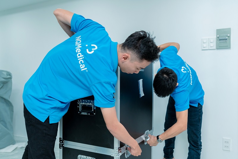 Đội ngũ NQ tiếp nhận máy soi da và kiểm tra tình trạng lỗi