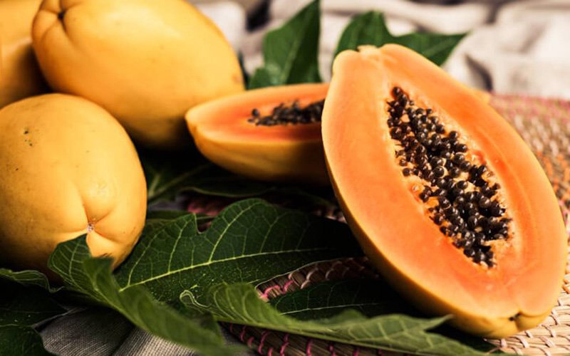 Bạn có thể tham khảo cách làm rụng lông vùng kín bằng lá đu đủ cũng khá an toàn, tiện lợi