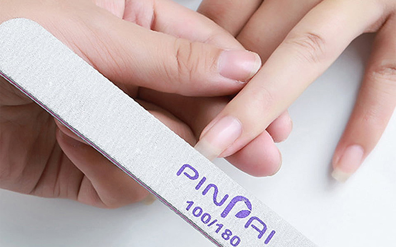 Dùng dụng cụ chuyên dụng để dũa gọn gàng nail