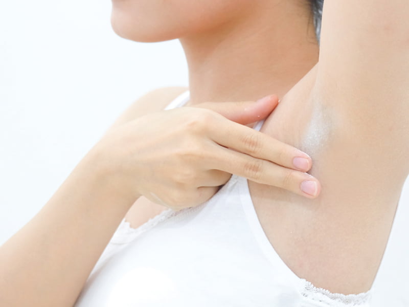 Nên mặc trang phục rộng rãi, thoải mái để hạn chế lông mọc ngược ở nách