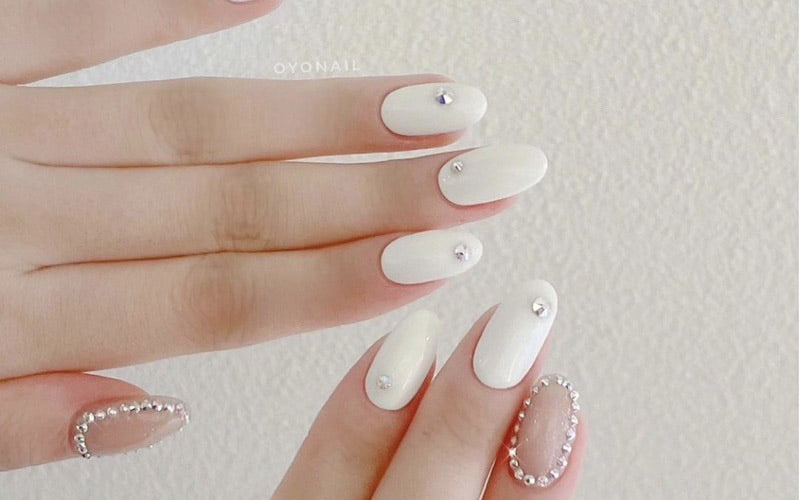 Trắng đính đá sẽ tăng thêm sự thu hút cho đôi tay