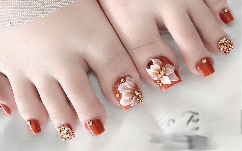 Nude đất đính thêm hoa giúp tăng thêm sự thu hút cho đôi chân