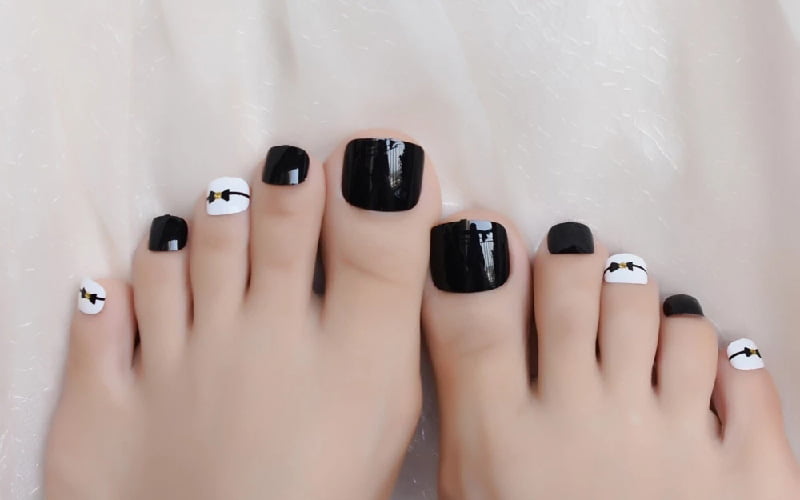 Chị em có thể sử dụng nail màu đen trong các bữa tiệc sang trọng