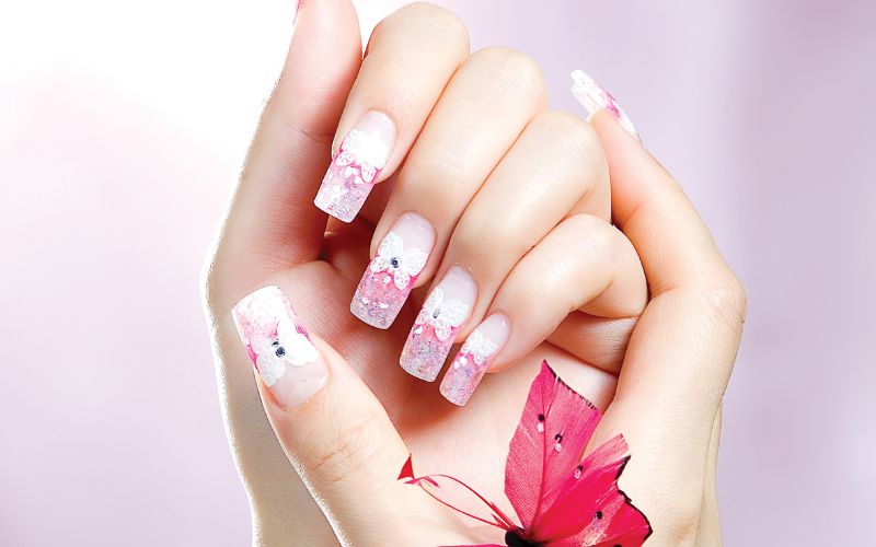 Mẫu nail đắp bột mix charm phù hợp với những người thích sáng tạo