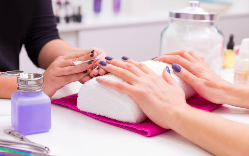 Sau khi làm móng đắp bột, cần chăm sóc kỹ càng để giữ được lâu nhất
