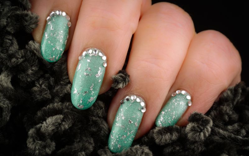 Nail đính đá mang lại sự quyến rũ, sang trọng đặc biệt