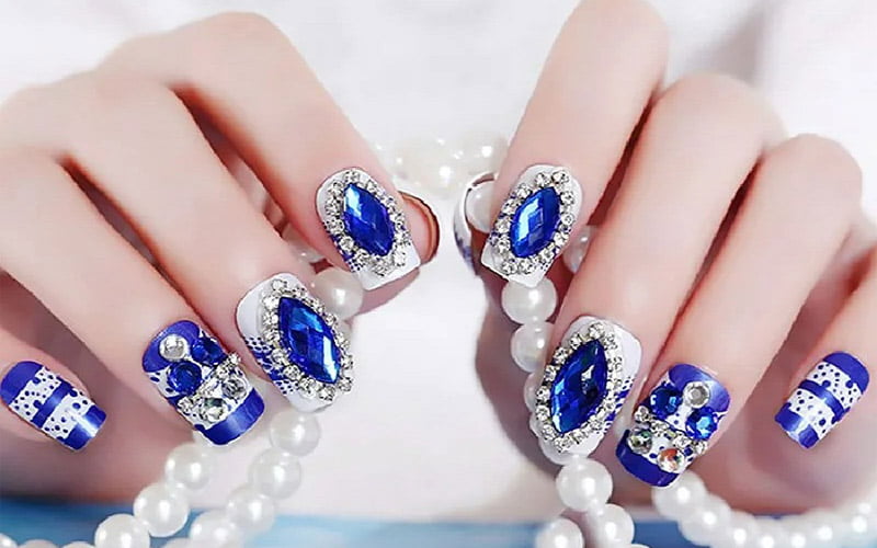 Đính đá phức tạp sẽ giúp bàn tay trở nên sang trọng, cuốn hút hơn