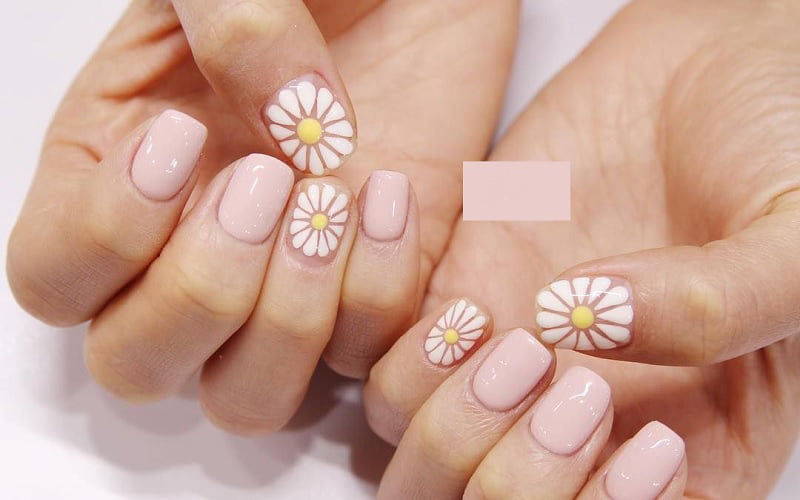 Đây là mẫu nail nữ tính, nhẹ nhàng