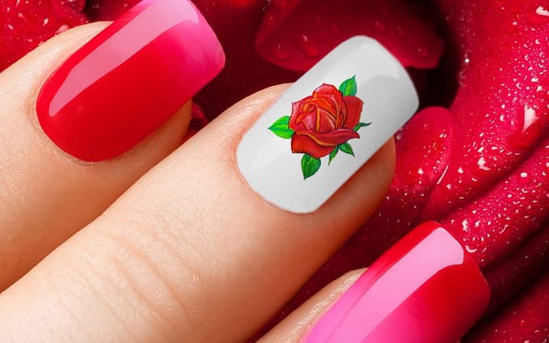 Nail với họa tiết hoa hồng nhỏ thích hợp cho nhiều dịp, sự kiện khác nhau