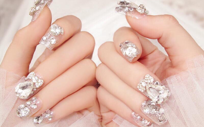 Đính kim cương trên móng tay sẽ giúp chị em tự tin hơn