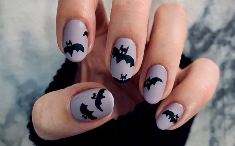 Một mẫu nail có thể phù hợp trong dịp Halloween đó là hình ảnh người dơi Batman. Đây là thiết kế đề cao sự mạnh mẽ, huyền bí và vô cùng cuốn hút