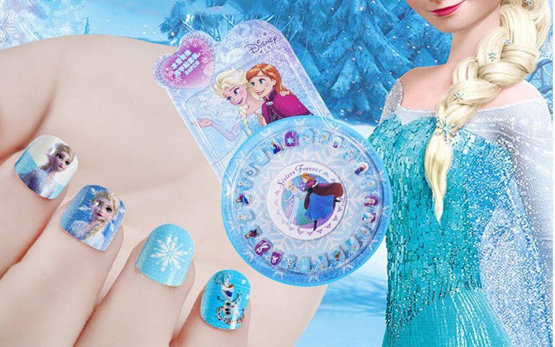 Nhẹ nhàng, kiêu sa là những ưu điểm nổi bật của bộ nail hình công chúa Elsa. Bạn có thể kết hợp mẫu này với các bộ trang phục sáng màu để tôn lên sự trẻ trung, năng động
