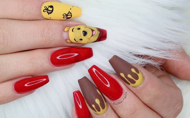 Tông màu chủ đạo của mẫu nail này là vàng và đỏ, bạn có thể lựa chọn để làm cho bộ nail trở nên sinh động, đầy màu sắc hơn