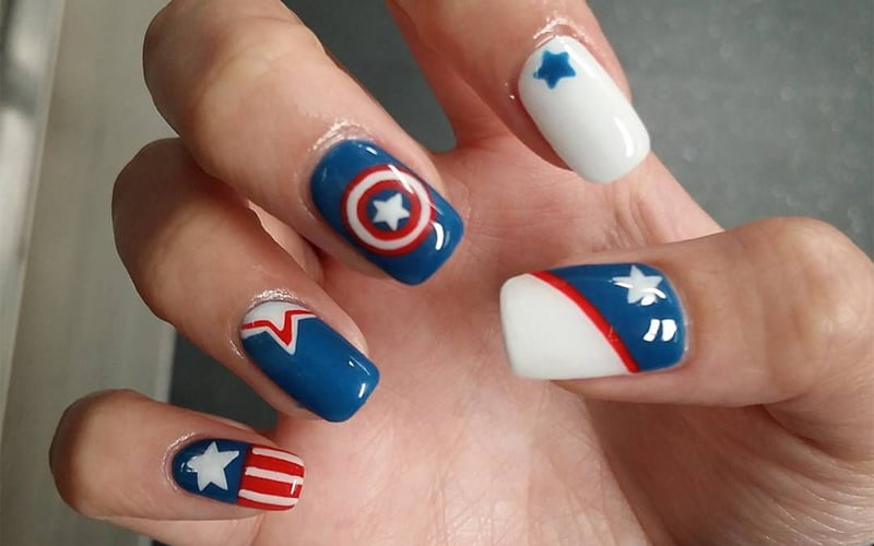 Dành cho những cô nàng yêu thích sự mạnh mẽ đó là mẫu nail phong cách Captain America. Bàn tay sẽ trở nên cuốn hút hơn với tông màu trắng, xanh đầy cá tính