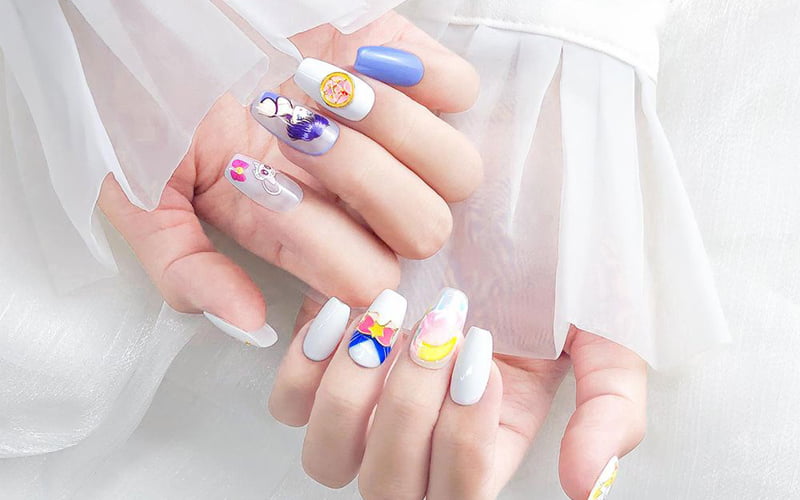 Với những bạn nữ dễ thương, năng động thì đây chính là mẫu nail mà họ yêu thích nhất. Với tông trắng, xanh da trời làm chủ đạo, nó mang đến sự tươi vui, yêu đời