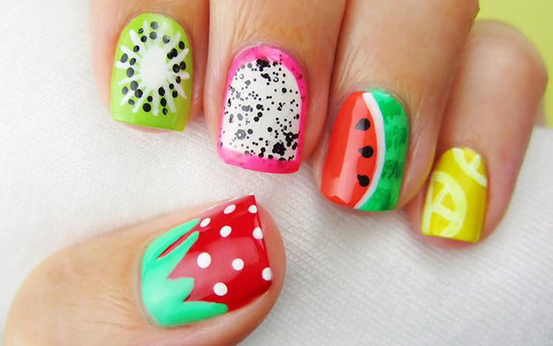 Với đầy đủ màu sắc vui nhộn, bộ nail của bạn sẽ trở nên thu hút hơn với những họa tiết trái cây đủ loại trên 10 ngón tay
