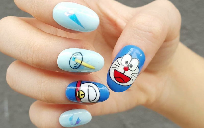 Chú mèo máy Doraemon với màu xanh vui tươi, sẽ rất phù hợp để các bạn trẻ lựa chọn cho những dịp đi chơi, tụ họp với bạn bè. Nó rất thích hợp để trang trí nail cho những bạn làn da trắng