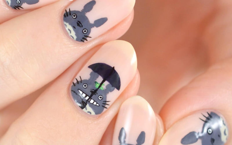 Totoro cũng là mẫu hoạt hình thú vị, tinh nghịch. Nó thể hiện sự tươi trẻ của chủ nhân