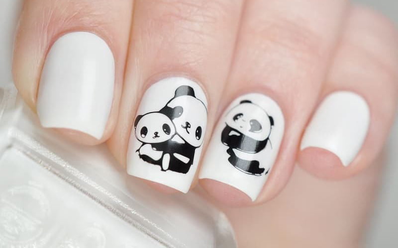 Nếu bạn thích sự giản đơn có thể trang trí móng theo mẫu hoạt hình Panda. Đây là bộ nail thể hiện sự tươi vui, hiền lành rất đáng để chị em lựa chọn