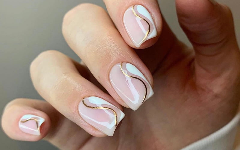 Nail hoa văn đơn giản tôn da, dễ dàng phối với nhiều loại trang phục