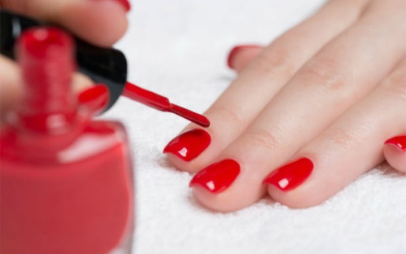 Hãy sơn đủ 3 lớp để đảm bảo giữ màu nail được lâu