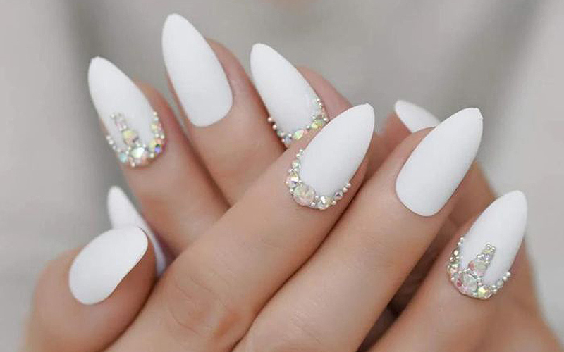 Mẫu nail trắng tinh khôi đính họa tiết đá luôn là sự lựa chọn phù hợp trong mọi hoàn cảnh